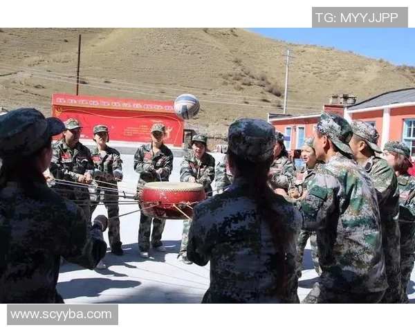 抬足球伤员的紧急救援行动与团队合作精神的完美体现 抬足球伤员的紧急救援行动与团队合作精神的完美体现